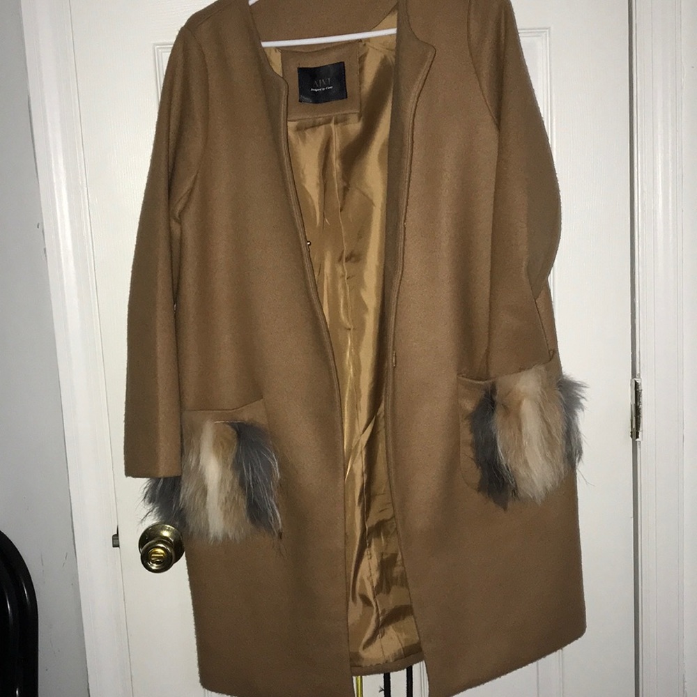 Amazing shape  pea coat with fur pockets